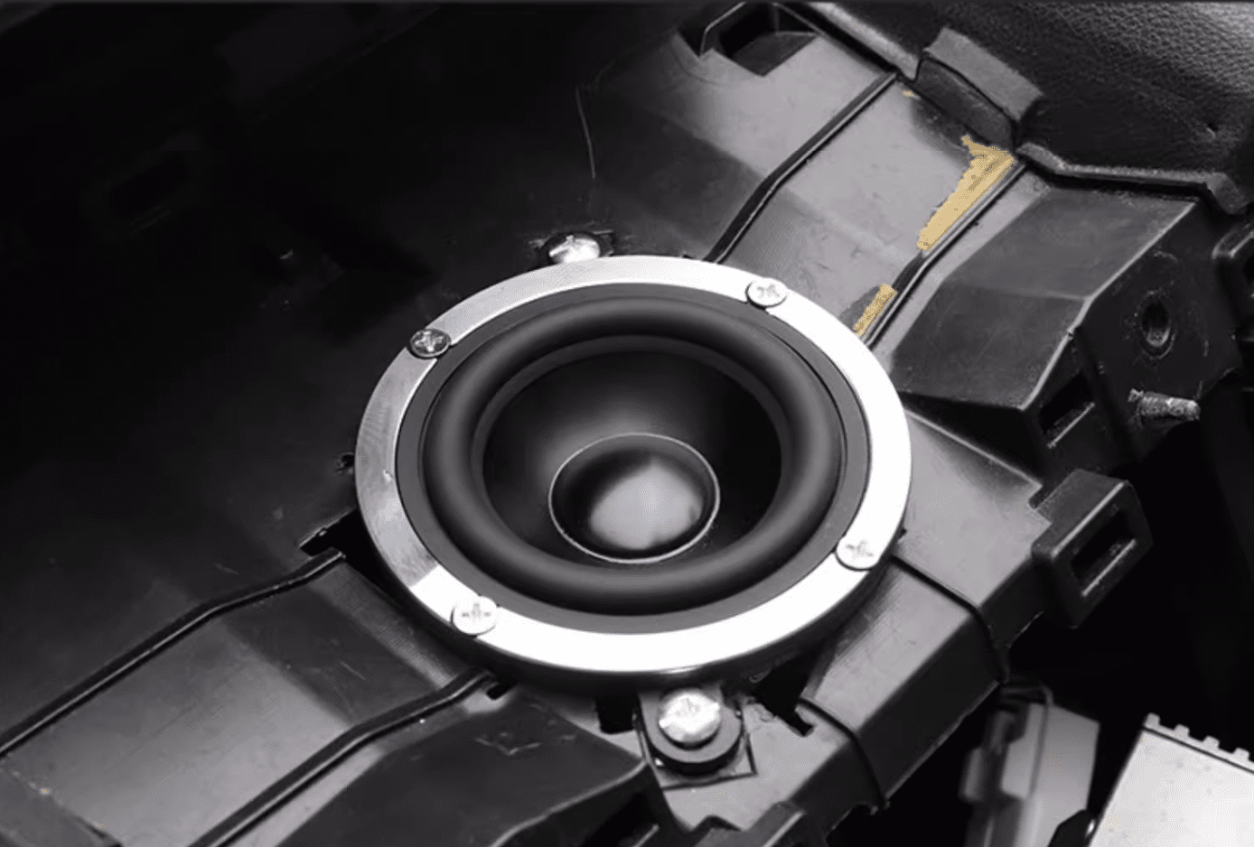 Xevaban.com ở 214 Giải Phóng là đơn vị chuyên cung cấp phụ kiện oto, đồ chơi oto, đồ chơi subaru forester, phụ kiện subaru forester, xevaban, 214 giải phóng, nâng cấp âm thanh forester, nâng cấp loa forester, độ loa forester.